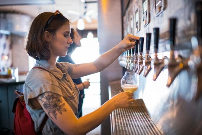 woman-pouring-beer-on-nyc-food-tour