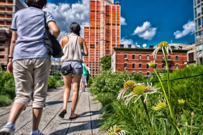 foodie-approved-nyc-tours-people-walking-on-the-highline