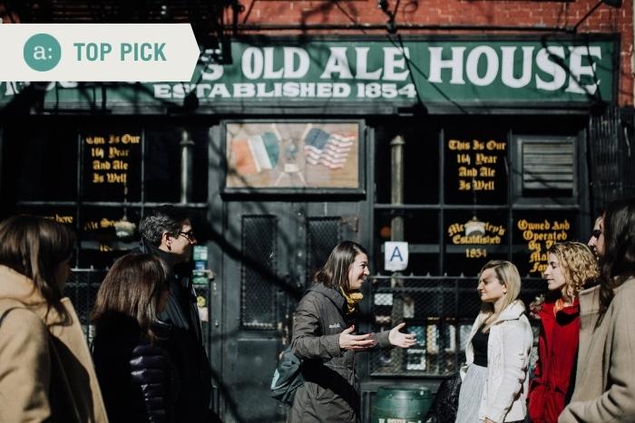 tour-guide-talking-to-guests-on-an-nyc-walking-food-tour