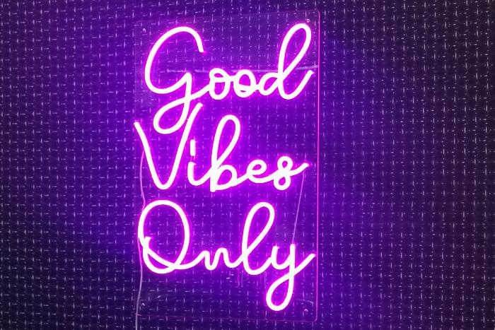 neon-sign-good-vibes-only